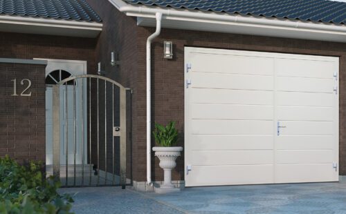 Openslaande garagedeur in een lichte kleur.